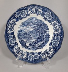 Belíssimo prato em porcelana inglesa com decoração de riacho e montanhas, borda floral em tom azul. Diâmetro: 19 cm.