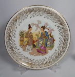 Prato em porcelana Mauá decorado com cena oriental, detalhes e borda com detalhes a ouro. Diâmetro: 25 cm.