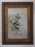 Belíssima Placa em porcelana com decoração de pássaros e flores com moldura em madeira patinada. Med. 44x34 cm. Med. porcelana: 33x22 cm.