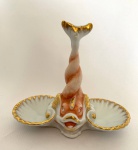 VISTA ALEGRE - Recipiente com peixe e duas conchas em porcelana. Med. Alt. 12 cm.