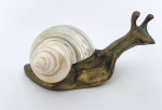 Miniatura - Caramujo / caracol em bronze com concha em madrepérola, assinado. Med. 8 cm.