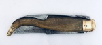 Canivete espanhol Albacete, com cabo em chifre e guarnições em metal. Med. Aberto: 35 cm. Fechado: 20 cm.