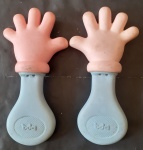2 Brinquedos de borracha, 16 cm em modelo de mão, cx 05.