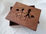 Caixa de madeira modelo casal, 23x18 cm, cx 1.