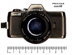 Colecionismo/fotografia - Câmera Pentax Auto 110. Trata-se de uma câmera reflex de lente única (SLR), fabricadas pela Asahi Pentax (Japão), que usam o cartucho de filme 110. A Pentax Auto 110 foi lançada, com três lentes intercambiáveis, flash e motor winder, em 1978. O sistema de câmera Auto 110 foi vendido até 1985. Este modelo representou o único sistema SLR ultra miniatura completo fabricado para o formato de filme 110. Esta Pentax 110 também afirma ser o menor sistema SLR de lente intercambiável já criado. As câmeras e as lentes eram muito pequenas (a câmera cabe facilmente na palma da mão). Este lote a venda é formado pelo flash original da Pentax, a câmera com uma lente 50mm e o motor winder original do sistema auto 110. O flash está plenamente operacional, a câmera aparenta armar, mas não dispara, por ser uma câmera eletrônica não sabemos informar se a ausência das baterias prejudica a funcionalidade do obturador, sendo assim vendemos a câmera como NÃO OPERACIONAL, ou seja, apenas para o colecionismo e exposição estática. Câmera equipada com apenas uma lente Pentax (original do Sistema), uma 50 mm 1:2,8. Lente em estado razoável de conservação, com marcas no elemento frontal, mas, aparentemente, sem fungos. O motor gira o seu rotor, mas o ruído mostra, aparentemente, que há necessidade de uma nova lubrificação do mecanismo, caso se queira utilizar o equipamento, mas podemos afirmar que o motor não está "queimado". Há vídeos disponíveis, mostrando o funcionamento do flash e o funcionamento ruidoso do motor, basta solicitar ao operador do leilão. Esteticamente o conjunto está em muito bom estado de conservação, se prestando plenamente a função a que se destina - o colecionismo.