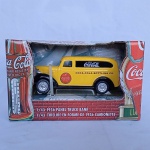 Coca Cola - Linda miniatura diecast da Caminhonete 1936 Panel Truck na escala 1/43. Carro de coleção diecast com partes plásticas que funciona como cofre. Fabricado pela ERTL. Embalagem original. A caixa mede 16cm de comprimento. A pintura no teto tem uma falha aparentemente de fábrica. Peça lacrada