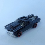 71 Chevy El Camino Custom Mad Max Custom - Carro de coleção em miniatura na escala 1/64 - Carrinho em metal diecast com partes em plástico injetado. Rodas giram livres. Fabricado pela Hot Wheels