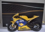 Miniatura Ixo Moto YamahaYZR-M1 Valentino Rossi 2006  #46  escala: 1:12  metal com partes em plástico  pneus de borracha - item de coleção na embalagem original sem manuseio, mas com o suporte quebrado (vide foto) - miniatura, caixa de papelão e blister íntegros.