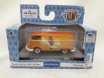 M2 VW Delivery Van, 1960, entrega de produtos do vestuário, 2018, acrílico e embalagem originais lacrados, 1/64