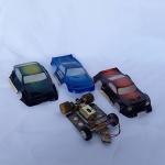 Brinquedo antigo - Autorama com chassis metálico funcionando (podemos enviar um vídeo caso seja solicitado via whatsapp) e três bolhas diferentes. Escala acredito que seja 1/43 pois é parecido com o tamanho dos Estrelas antigos.