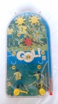 Brinquedo antigo ESTRELA - Maravilhoso Pinball denominado Lances de Futebol - GOL! fabricado pela Brinquedos Estrela, com imagens da selação brasileira nos anos 80. Contem 5 bolinhas metálicas. Mede aproximadamente 37cm de altura.