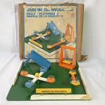 Brinquedo antigo ESTRELA - Lindo parque de diversão em madeira denominado Jardim da miudinha. Com a caixa original (com desgastes do tempo). Tem gangorra, gira gira, balança e escorregador. Todos com partes móveis. Mede Aprox. 35*35cm
