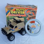 Brinquedo antigo GLASSLITE - Auto Driver - Lindo carro que simula um volante para o controle remoto. Acelera modo normal e turbo, tudo acionado no volante! O carro é um Jeep com tema da Camel Trophy - Funcionando (veja o vídeo). A caixa mede aproximadamente 38cm de comprimento e tem desgastes do tempo.