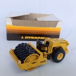 Brinquedo antigo ARPRA SUPERMINI - Rolo compactador trator Dynapac CA25 - Miniatura diecast na escala 1/50, embalagem original com detalhes. As rodas e rolo giram livremente. A caixa mede 14cm de comprimento