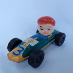 Brinquedo antigo de lata - Carro de corrida com tema do Japão. Cabeça do piloto é plástica. As rodas giram livremente. Mede 17cm de comprimento. Fabricado no Japão.