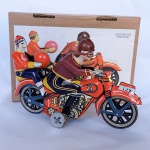 Brinquedo antigo de lata - Linda releitura recente de uma moto ou motocicleta com duas pessoas.. Na caixa original. Mede 17cm de comprimento. Funciona a corda (não acompanha chave) - Quem quiser um vídeo do funcionamento pode nos solicitar via Whatsapp