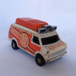 Brinquedo antigo CORGI / Corgitronics - Linda van com tema da Radio 208 tele Luxembourg. Possui sistema de rádio mas não funcionou em nosso teste, faz até um pequeno barulho, mas não busca sintonia. As rodas giram livremente, mede 12cm de comprimento. Tem um detalhe na parte vermelha do teto.