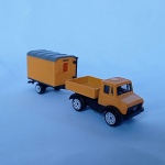 Lindo brinquedo antigo Siku Unimog U1700 modelo 1026 com reboque modelo 1510 - Miniatura diecast com partes em plástico injetado. 