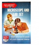 Colecionismo/Brinquedos antigos - Excelente jogo `científico` dos anos 50, da afamada `Gilbert`, abordando o tema da microscopia. Brinquedo altamente técnico, o qual matava a curiosidade científica dos jovens dos anos 50. Brinquedo em muito bom estado de conservação, com a caixa metálica em muito bom estado também, presente o manual de instruções. A caixa metálica mede 23,8 cm X 34,7 cm X 12,5 cm de altura (largura X comprimento X altura). Excelente peça colecionável. Os produtos químicos que acompanhavam o brinquedo não estão mais operantes ou existentes em seus recipientes, pois o brinquedo tem mais de 60 anos. Não se sabe informar sobre a falta de peças menores.