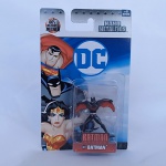 DC Comics - Boneco ou action figure do personagem Batman - Série Nano Metalfigs - 100% feito em metal. A embalagem mede aprox 16cm de altura