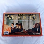 Jogo de Tabuleiro Veredicto - Fabricado pela Game Office - Jogo completo. A caixa mede 35cm de comprimento. Item legal para um advogado relembrar os tempos de criança. Ou para jogar com os futuros advogados do país.