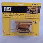 Caterpillar - Linda miniatura do distribuidor de fertilizante a seco com sistema versatil flutuador com Orthman Grain Cart Caterpillar modelo VFS50 - Miniatura diecast na escala 1/64 lacrado no blister fabricado pela Norscot. Mede aprox. 11cm de comprimento. 