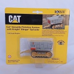 Caterpillar - Linda miniatura do distribuidor de fertilizante a seco com sistema versatil flutuador com Knight Slinger Spreader Caterpillar modelo VFS50 - Miniatura diecast na escala 1/64 lacrado no blister fabricado pela Norscot. Mede aprox. 11cm de comprimento. 