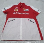 Camisa Manga Curta (com botões) F1 Scuderia Ferrari / Puma Sportlifestyle  Tamanho GG  medidas: 58cm de largura X 81cm de comprimento  usada  bem conservada  há pequenas manchas amarelas ( ferrugem?) na parte branca inferior (vide foto)  não há rasgos, descosturados ou falta de botões.