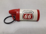 Chaveiro Lanterna Phillips 66, famosa marca americana de combustíveis Phillips Petroleum Co. foi fundada por Lee Eldas `LE` Phillips e Frank Phillips de Bartlesville, Oklahoma, e incorporada em 13 de junho de 1917. A nova empresa tinha ativos de US $ 3 milhões, 27 funcionários e terrenos em Oklahoma e Kansas. Após a descoberta de um campo de gás de Panhandle, no Texas, em 1918, e do campo de Hugoton, ao norte do Kansas, a Phillips se envolveu cada vez mais no setor de gás natural em rápido desenvolvimento. Em particular, a empresa se especializou na extração de líquidos de gás natural e, em 1925, era o maior produtor de líquidos de gás natural do país. Em 1927, a gasolina da empresa estava sendo testada na US Highway 66, em Oklahoma. Quando o carro atingiu a velocidade de 106 km/h, a empresa decidiu nomear o novo combustível para Phillips 66 . 7 cm