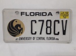 Linda placa de automóvel do estado da Florida, especial da University Of Central Florida. A Universidade da Flórida Central é uma universidade pública norte-americana localizada em Orlando, na Flórida, fundada em 1963. É a segunda maior universidade pública nos Estados Unidos em número de alunos A placa mede 15,5 x 30,5 cm