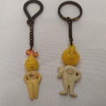 Antigos Chaveiros do CASAL GOTINHA da ESSO, Promocionais de POSTOS DE COMBUSTÍVEL. Ficaram famosos nos anos 50 em desenho animado, o casal era muito popular na TV. A Campanha ficou famosa pois apareciam no horário nobre, em especial nos intervalos do principal telejornal daquela época, o Repórter Esso. Os pés da mulher foram cortados.