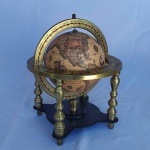 GLOBO TERRESTRE - O Globo de Behaim, também conhecido como Globo de Nuremberg, seguiu a ideia de um globo construído por volta de 1475 para o papa Sisto IV.  Apresenta pequenas partes do papel coladas. Mede no total aprox. 23 centímetros de diâmetro. A base é de Metal.