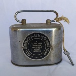 ANTIGO COFRE (COFRINHO), com chave, da CAIXA ECONÔMICA DO ESTADO DE MINAS GERAIS - A ECONOMIA MINEIRA SERVINDO MINAS INTEIRA. Mede aprox. 11,5 centímetros de comprimento.