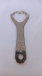 Curioso abridor de garrafas com marca da personagem Magali da Turma - Mede 10,5cm de comprimento