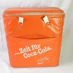 Cooler da Coca Cola de origem alemã - Está com a alça original danificada. Mede 38cm de altura x 37cm de largura x 15cm de espessura.