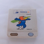 Linda calculadora com horário mundial e alarme fabricada pela Canon promocional da Copa do Mundo de futebol disputada na França em 1998 e a imagem do mascote da copa Footix. Mede aprox 7x7,5cm. Não saberemos informar o funcionamento por não dispor da bateria, mas uma peça bem colecionável para amantes de futebol