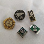 10. Lote com 5 broches Soviéticos relacionados a esportes.