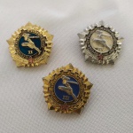 13. Lote com 3 broches Soviéticos relacionados à Corrida feminina.