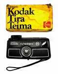 Colecionismo/fotografia - Máquina fotográfica popular `Tira Teima`, de manufatura brasileira, pela KODAK, muito popular entre os amadores dos anos 70/80. Esta câmera utilizava o filme 126, em cartucho e de fácil uso, na época era o ideal para os iniciantes na fotografia, inclusive sendo a máquina Kodak mais barata que existia. Peça, aparentemente, sem uso, ainda com a sua caixa original. A máquina se encontra em funcionamento, mas é vendida apenas para o colecionismo, uma vez que não foi possível maiores testes, uma vez que o filme 126 não se encontra mais a venda (pelo menos não é encontrado facilmente). Caso haja interesse encontra-se disponível um pequeno vídeo mostrando a operacionalidade do obturador. Atenção: a caixa de papelão se encontra com marcas do tempo, ligeiros rasgados e manchas, segundo pode ser visto nas fotos. 