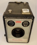 Colecionismo/fotografia - Câmera Kodak Brownie Model I, manufatura inglesa, dos anos 50. Câmera box vendida em São Paulo pela `Foto Léo`, conforme pode ser visto no decal. Câmera em bom estado e operacional. Peça a venda segundo as fotos.
