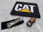 Lote Caterpillar: 1 mouse pad sem uso (20cmX22cm); 1 chaveiro de metal novo no plástico lacrado e na embalagem de veludo; miniatura NASCAR matchbox  Cat Chevrolet Monte Carlo  David Green -  #96 -  escala 1:64 - item de coleção usado bem conservado
