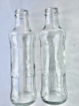COLECIONISMO - Lote com duas garrafas de vidro antigas, medindo 17 cm de altura cada.