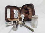Vintage estojo de barbear de viagem, contendo espelho, mini pincel, aparelho Gillette, e laminas e frascos para acessórios, Marcas do tempo e de uso