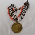 MILITARIA (R015) - Revolução de 1932, Medalha Comemorativa ao Cinquentenário da Revolução, pertencente a Veterano Combatente, completa com fita. Mede aprox. 06 cm de diâmetro,