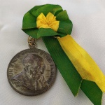 MILITARIA (RO18) - Revolução de 1932, Medalha Pedro de Toledo cunhada em 1932, tendo no verso a MOEDA PAULISTA com a Poesia de Guilherme de Almeida. Acompanha fita Verde e Amarela não podendo afirmar ser original da Medalha.