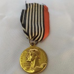 MILITARIA (R019) - REVOLUÇÃO DE 32 - MEDALHA PELA CONSTITUIÇÃO - SÃO PAULO E O DIREITO E A FORÇA - COM FITA.