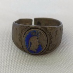 MILITARIA (R021) - REVOLUÇÃO CONSTITUCIONALISTA DE 32 - ANEL DE PROFISSÃO - DEI OURO PARA O BEM DE SÃO PAULO 1932 - ORIGINAL DE ÉPOCA. Apresenta desgastes na escrita, dando para lei `O BEM DE...`.
