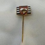 MILITARIA (R026)  - PIN DE VETERENO DA REVOLUÇÃO CONSTITUCIONALISTA DE 32 - APRESENTA O MAPA DO BRASIL E UM CAPACETE MILITAR.