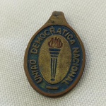MILITARIA (R031)  - PIN DE ÉPOCA - UNIÃO DEMOCRÁTICA NACIONAL - União Democrática Nacional (UDN) foi um partido político brasileiro, fundado em 1945, de orientação conservadora e frontalmente opositor às políticas e à figura de Getúlio Vargas. Seu lema era uma frase apócrifa de Thomas Jefferson, `o preço da liberdade é a eterna vigilância`, e seu símbolo era uma tocha acesa.
