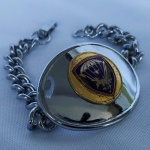 MILITARIA (R034) - Antiga pulseira militar, de uso da Brigada de Infantaria Paraquedista - Brasil. Fabricada em metal com brasão central esmaltado.
